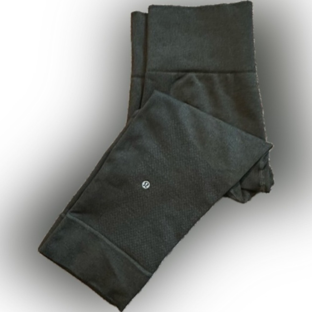 Lululemon army green “The Flow” crop leggings Size 2